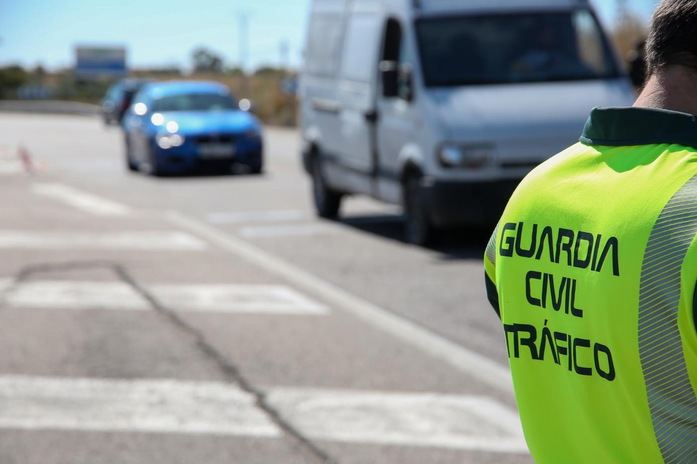 Denunciado un ciclista que circuló por una autopista en A Coruña sin casco y dar positivo