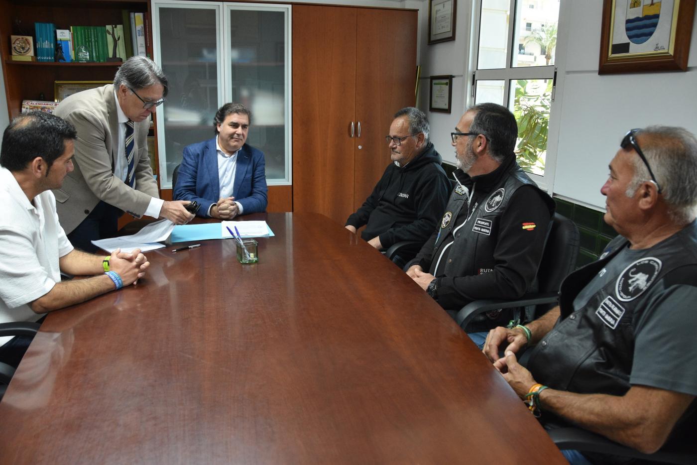 Oficializada la cesión de un local a 'Los Camaleones' Moto Group en Punta