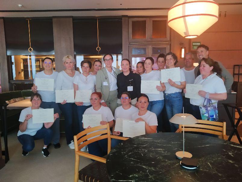 Éxito de contratación a alumnos de un curso de camarero de la Cámara en San Roque