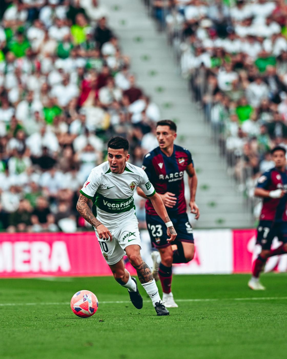 El Elche mantiene el liderato en El Plantío