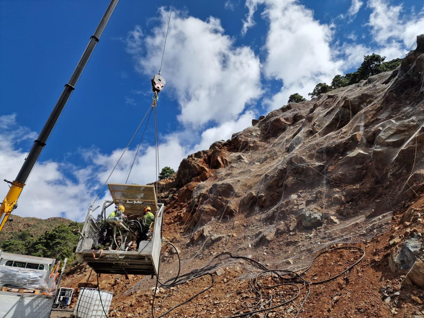 La Junta inicia las voladuras para garantizar la seguridad y reabrir cuanto antes la A-397