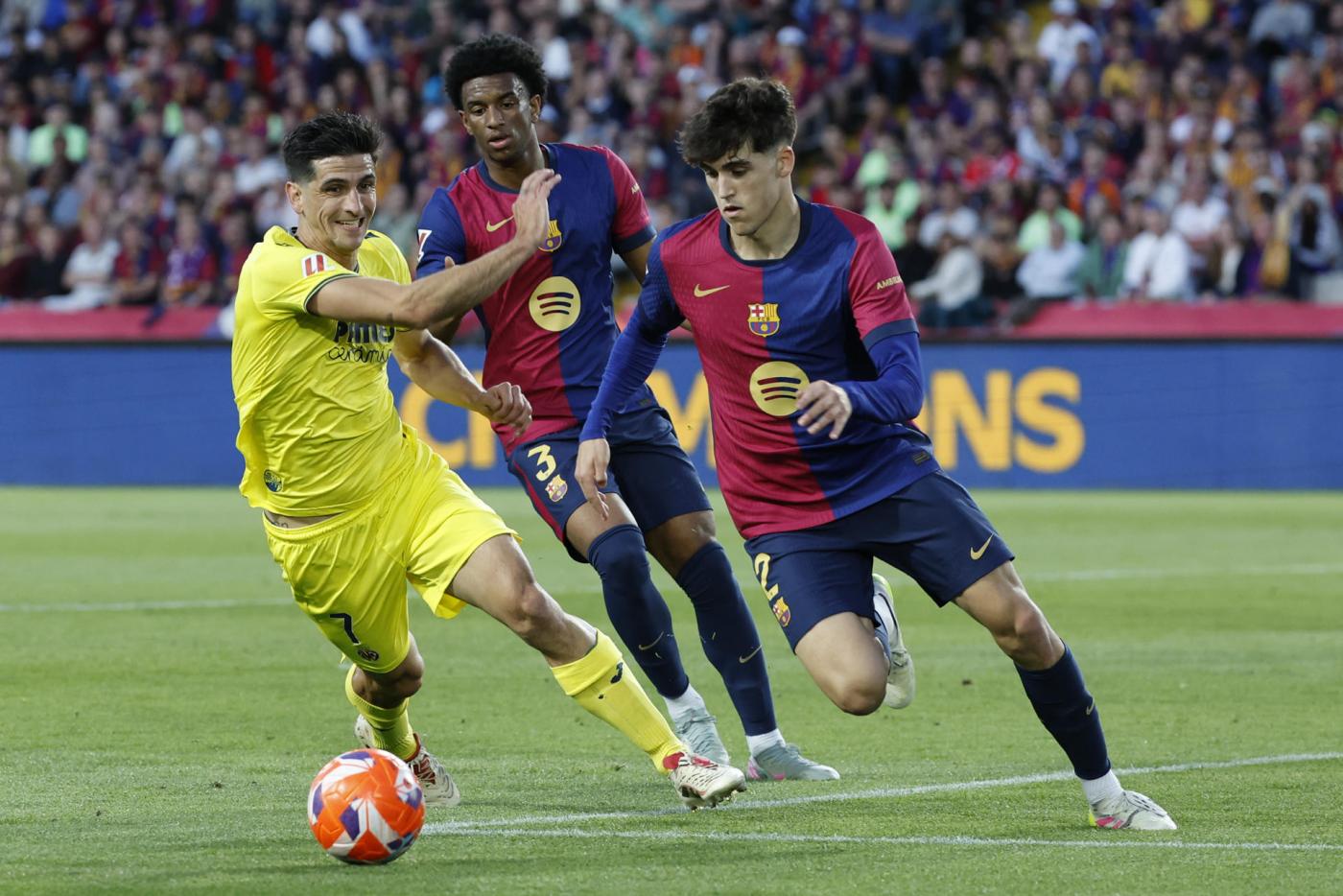 El Villarreal celebra su vuelta a la Champions en la fiesta del Barcelona