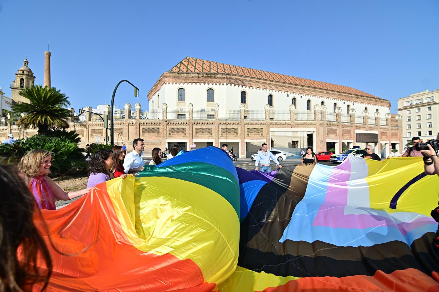 El Orgullo 2025 arranca en Cádiz ondeando la bandera inclusiva