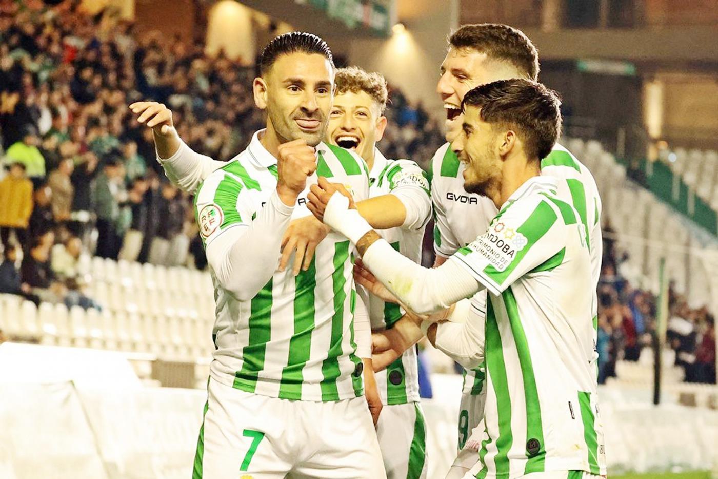 Récords forjados en bronce de futbolistas andaluces