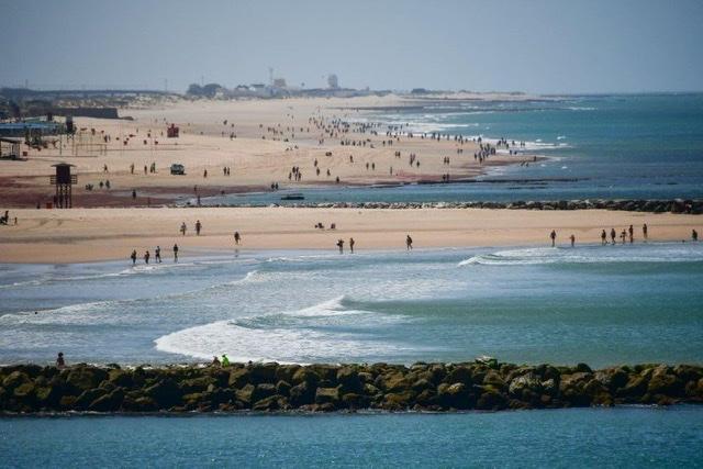 Mejoras en servicios e instalaciones para hacer accesible la playa de Cortadura